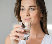 Когда лучше пить воду: до, во время или после еды?